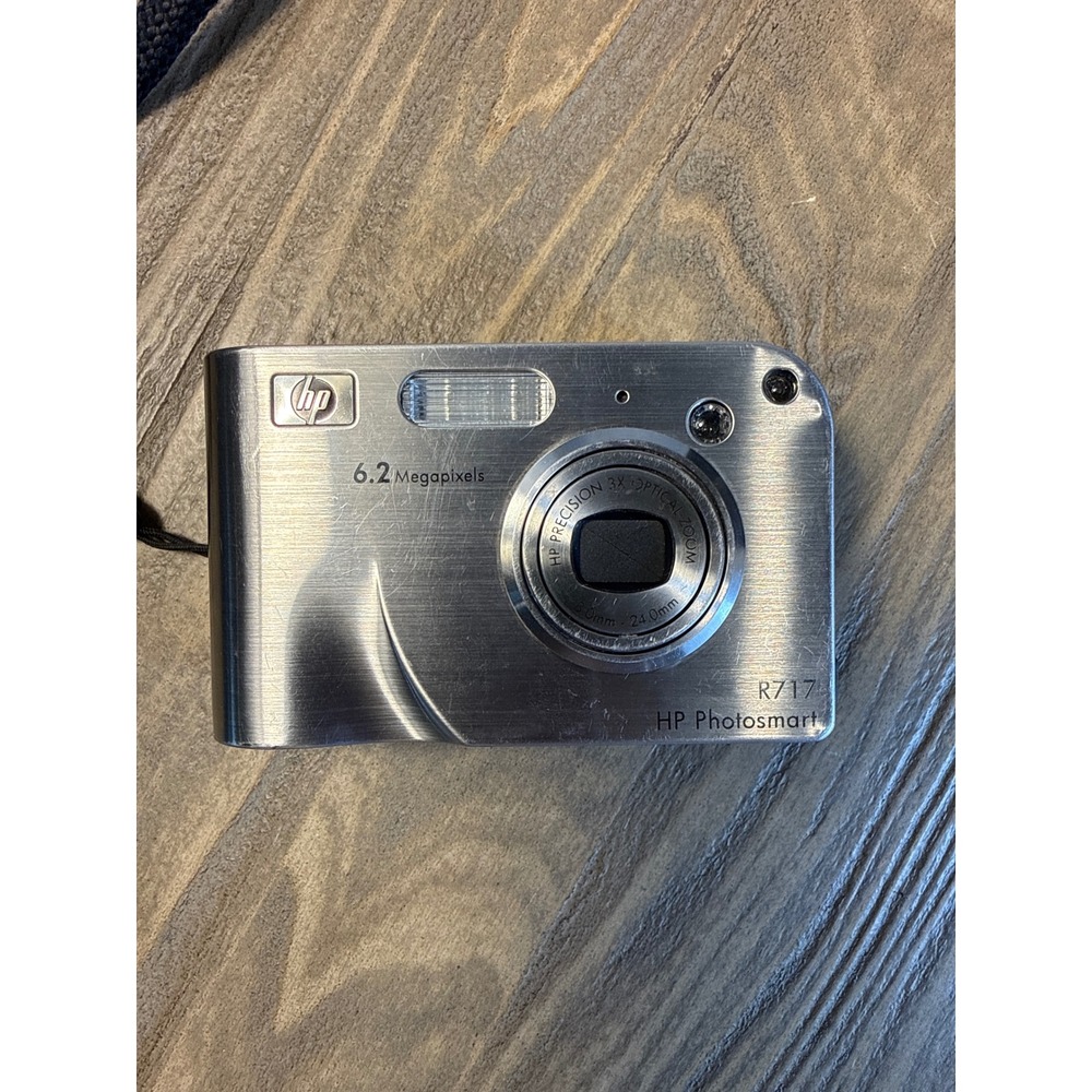 HP Photosmart R717 Digital Camera 6.2MP Silver 3x Optical Zoom Retro Untested